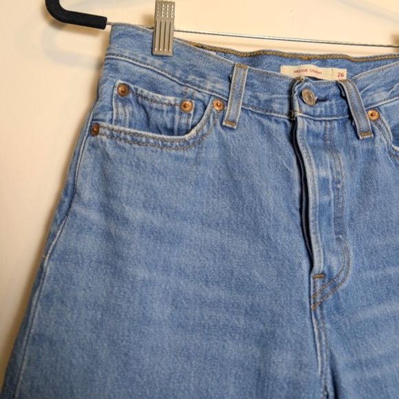 Levi's Premium Big E Wedgie Straight Frayed Raw Hem Jeans Size 26 - Picture 3 of 9